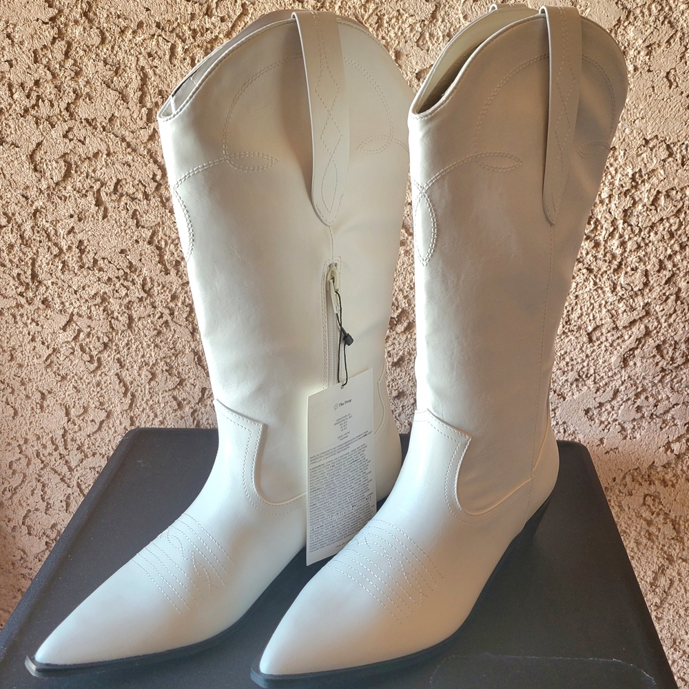 NIB White Cowboy Boots with Pointed Toe and Angled Heel